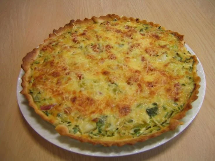 Aspergequiche savoureuse avec poireaux, idéale pour un repas léger
