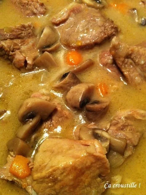 Plat de blanquette de veau a l sur une table, mettant en valeur la cuisine française.