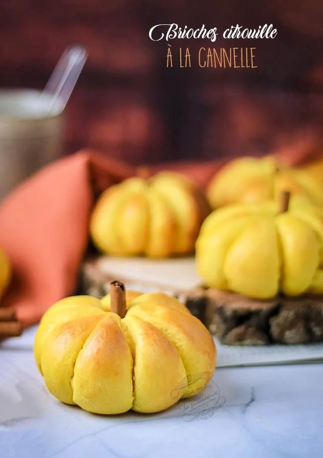 Brioches citrouille à la cannelle décorées sur une assiette