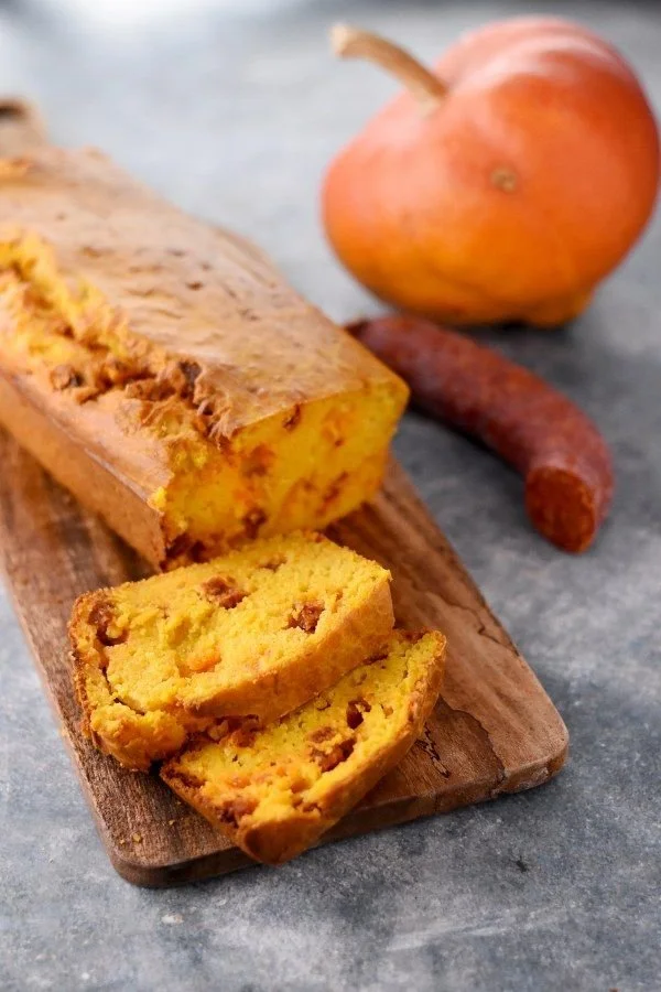 Recette de cake au potiron et chorizo, un plat savoureux et coloré.