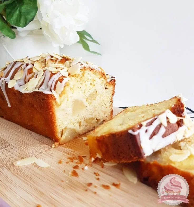 Gâteau au fondant de poires et amandes, décoré avec du fondant coloré