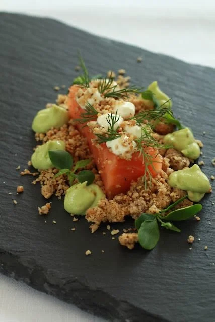 Coeur de saumon avec crumble de noisettes et avocat, plat festif élégant.