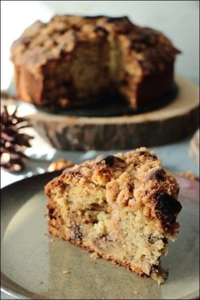 Coffee cake aux noix et sirop d’érable, un dessert savoureux et moelleux.