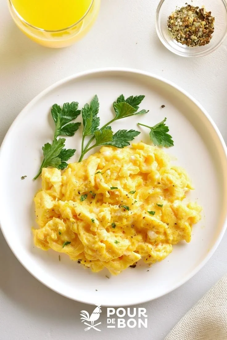 Recette d'œufs brouillés parfaits sur une assiette