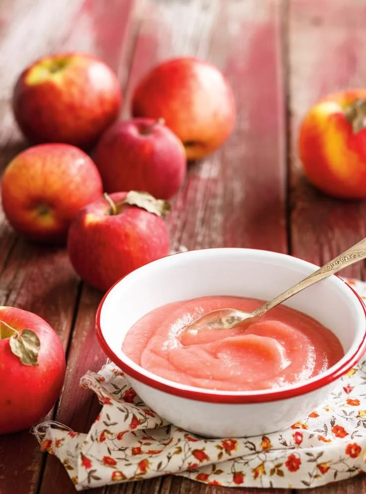 Compote de pommes faite maison par RICARDO, un délice sucré et fruité.