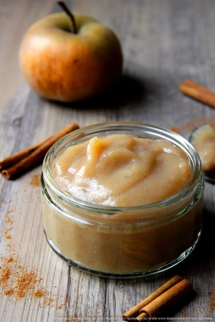 Compote pomme-banane à la cannelle dans un bol, délicieuse et maison