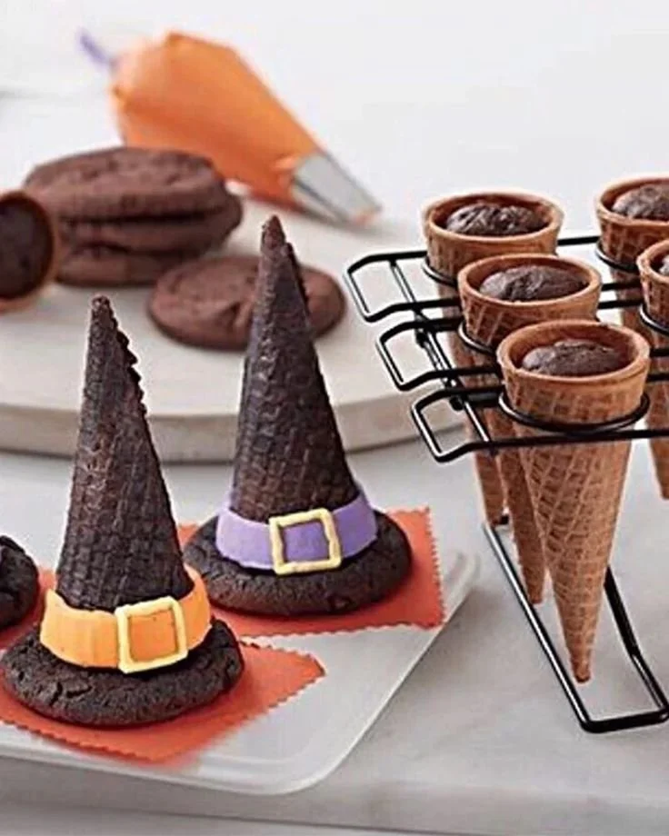 Cone Trufado Chapéu de Bruxa pour Halloween, un dessert sucré festif.