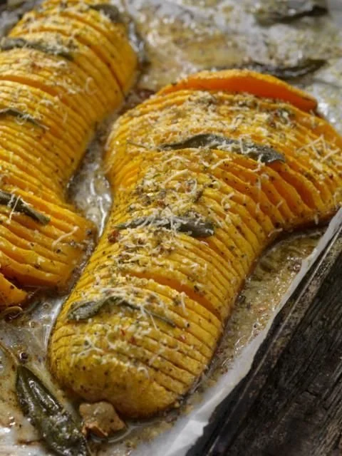 Plat de courge butternut cuisinée avec des épices et légumes frais