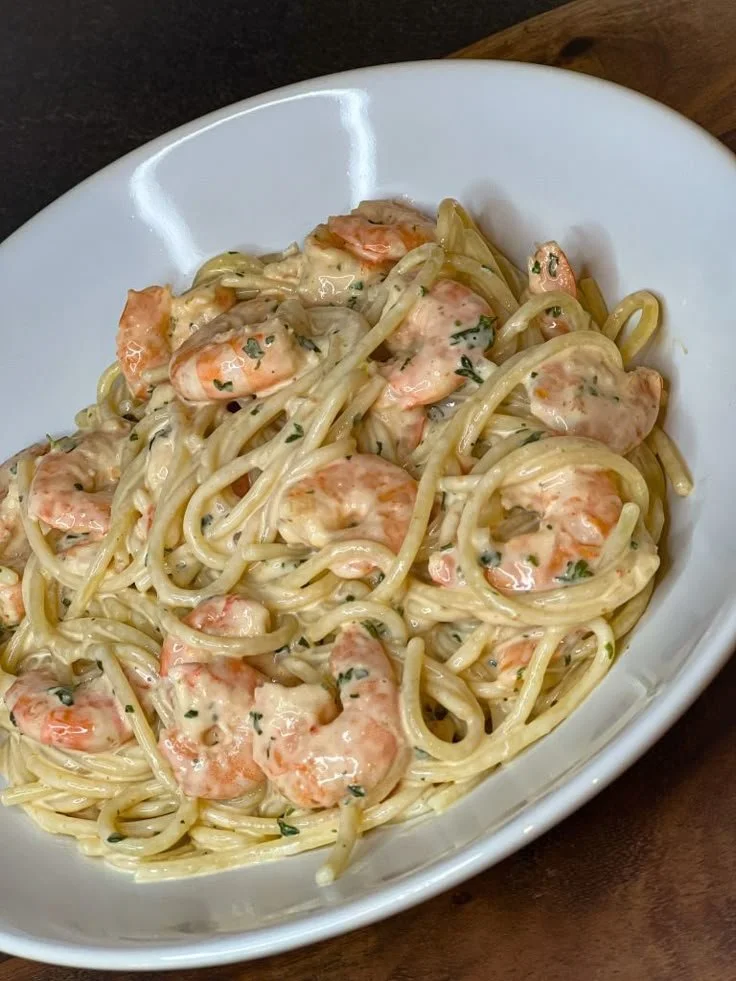 Plat de crevettes à l'ail préparées avec des herbes et de l'huile d'olive