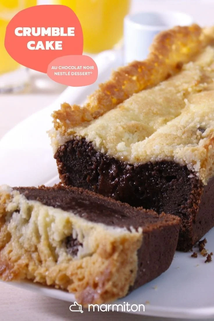 Crumble cake au chocolat noir avec une texture fondante et croustillante