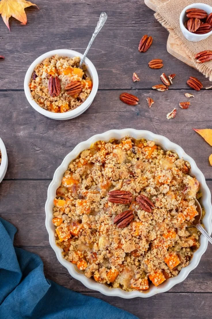 Crumble de patates douces servi dans un plat coloré