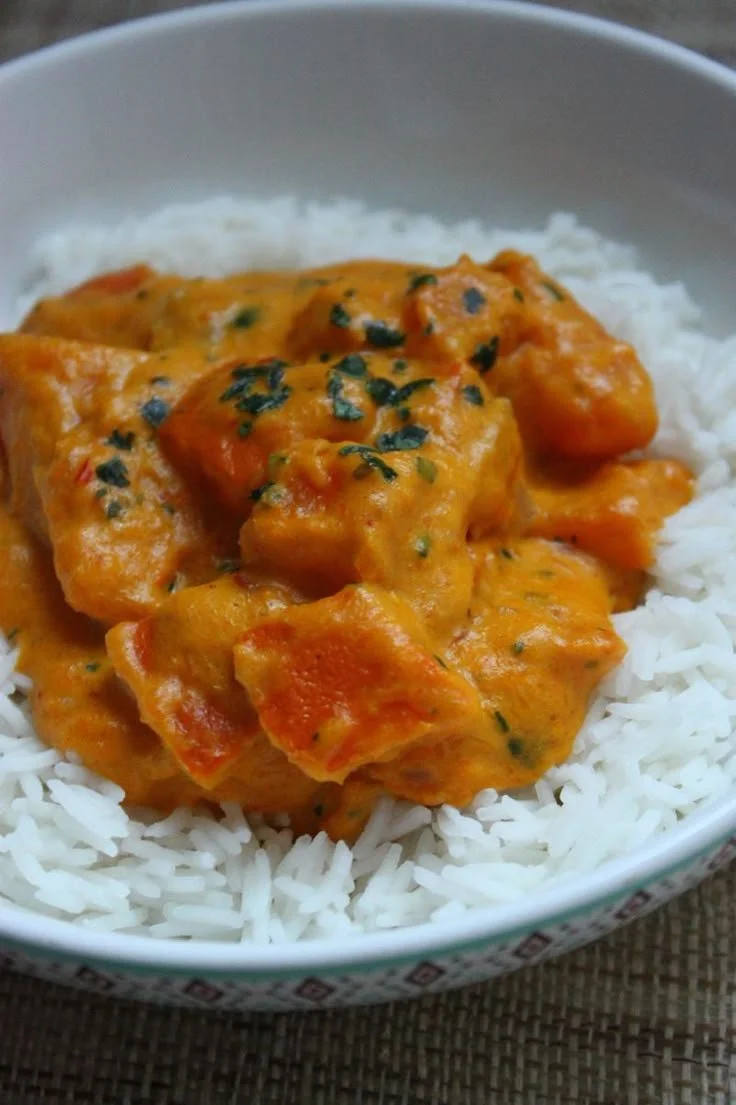 Curry de potimarron à la crème de coco, plat coloré et savoureux.
