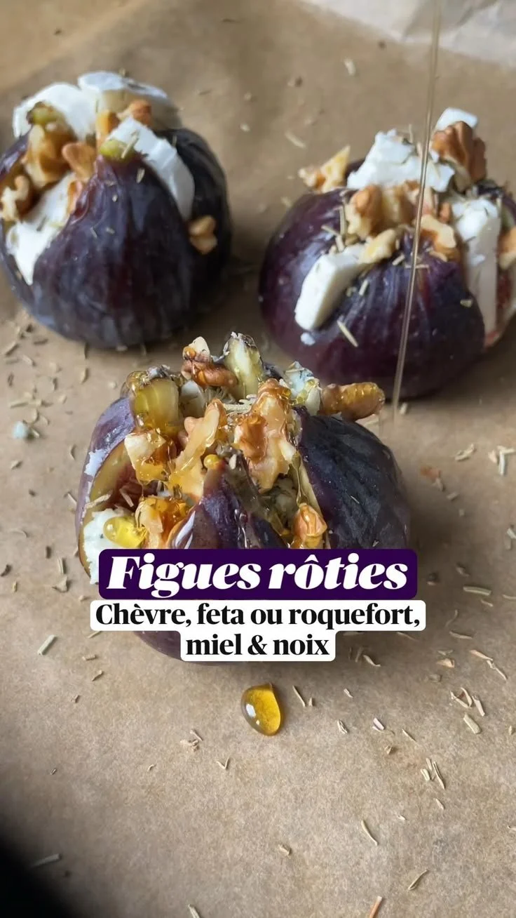 Figues rôties garnies de miel et d'amandes, parfaites pour un dessert raffiné.
