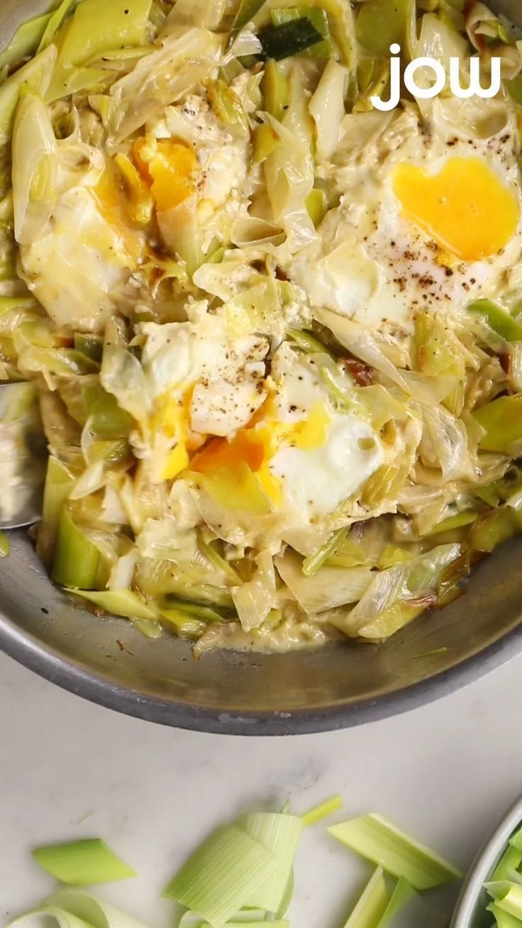 Fondue de poireaux avec œuf, plat savoureux et réconfortant