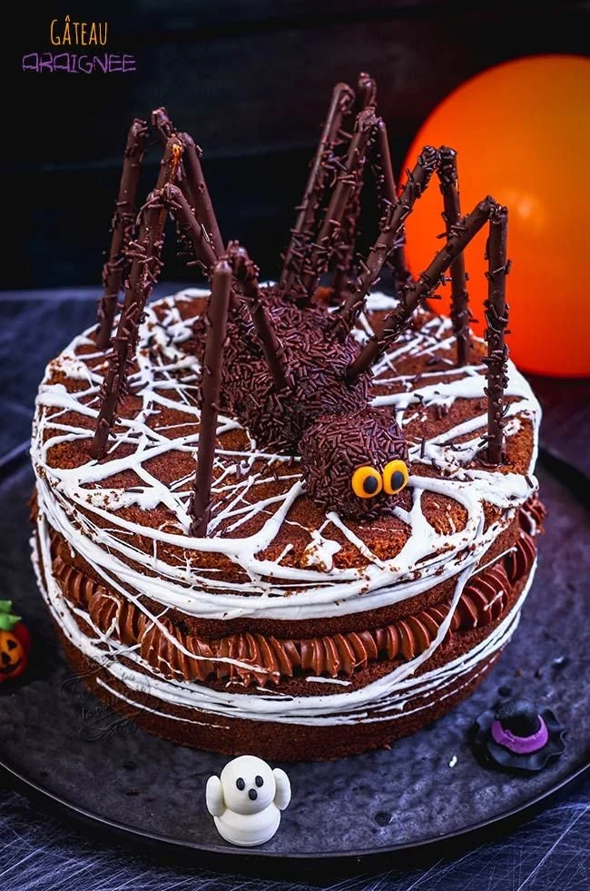Gâteau araignée pour Halloween avec décorations effrayantes