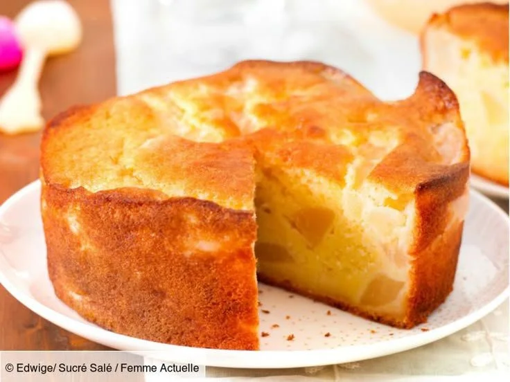 Gâteau au yaourt et à la poire sur une assiette, dessert facile et moelleux.