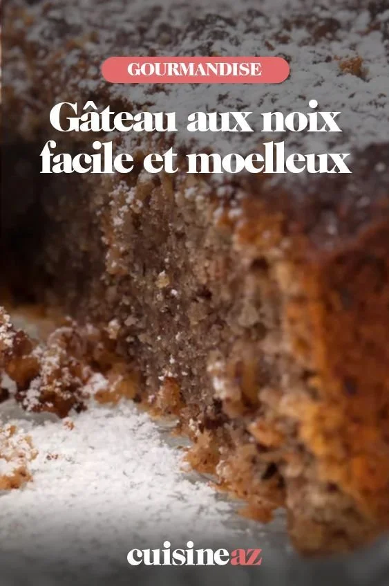 Gâteau aux noix moelleux et facile à préparer, décoré de cerneaux de noix.