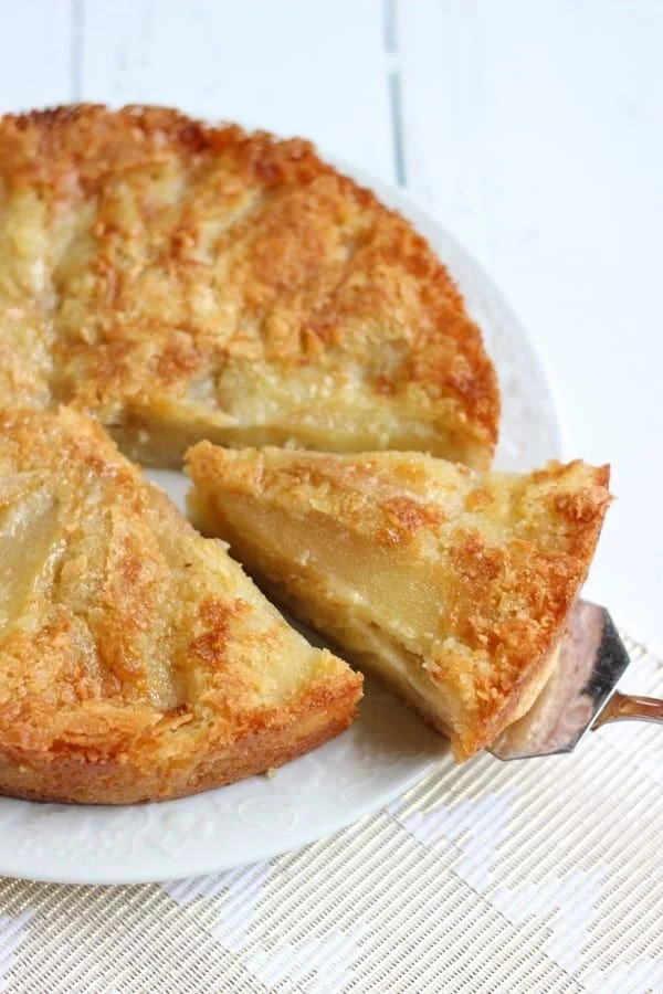 Gâteau aux poires caramélisées servi avec une garniture savoureuse.