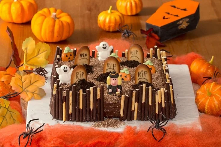 Gâteau cimetière d'Halloween décoré avec des bonbons et des biscuits