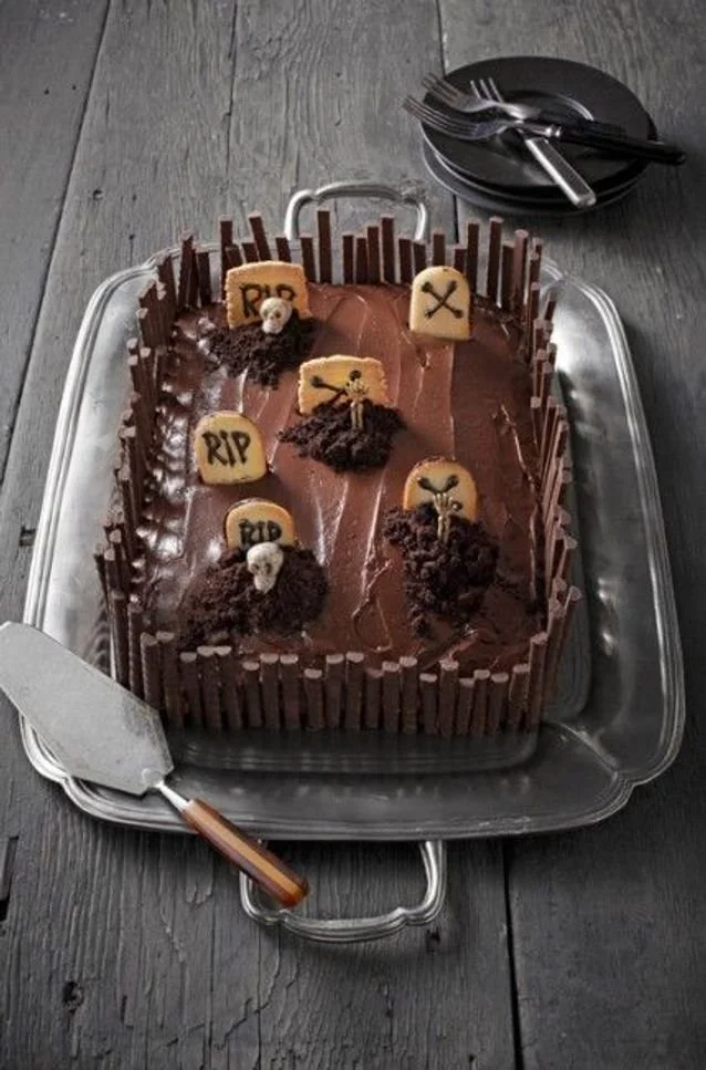 Gâteau Halloween chocolat décoré pour la fête avec des éléments effrayants.