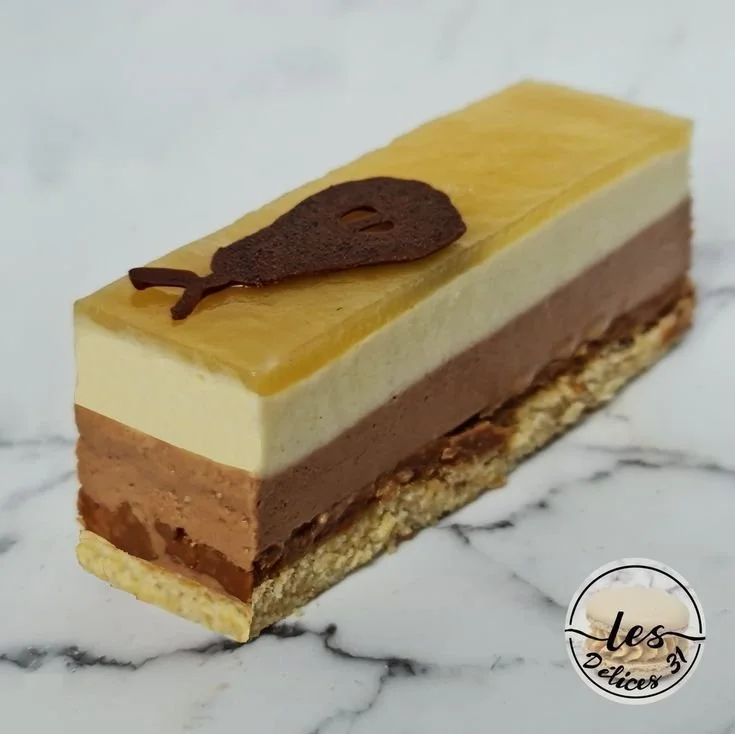 Un savoureux gâteau poires chocolat présenté dans une assiette élégante