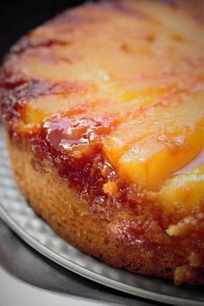 Gâteau Tatin poire avec caramel, amandes et épices, un dessert délicieux et renversant.