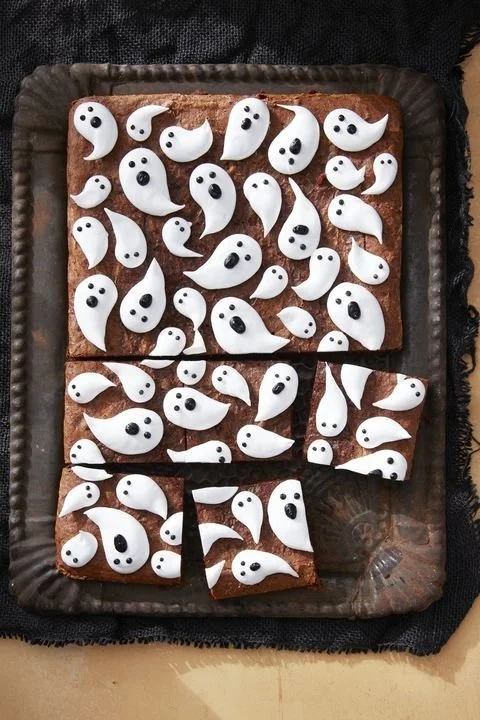 Desserts mignons d'Halloween présentés sur une table décorée.