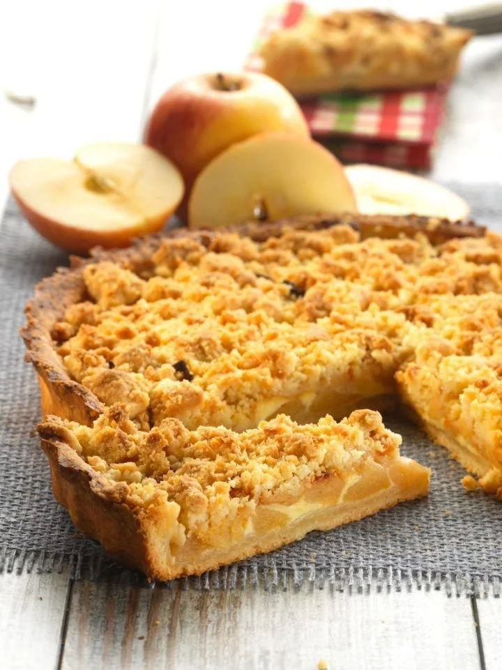 tarte streusel aux pommes garnie de croustillant et de fruits
