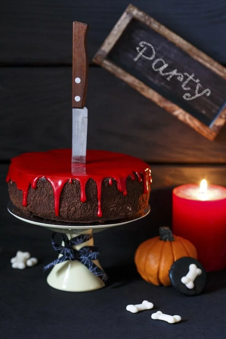 Vanille-cheesecake sans cuisson avec sauce fraise, thème Halloween et décoration sanglante.