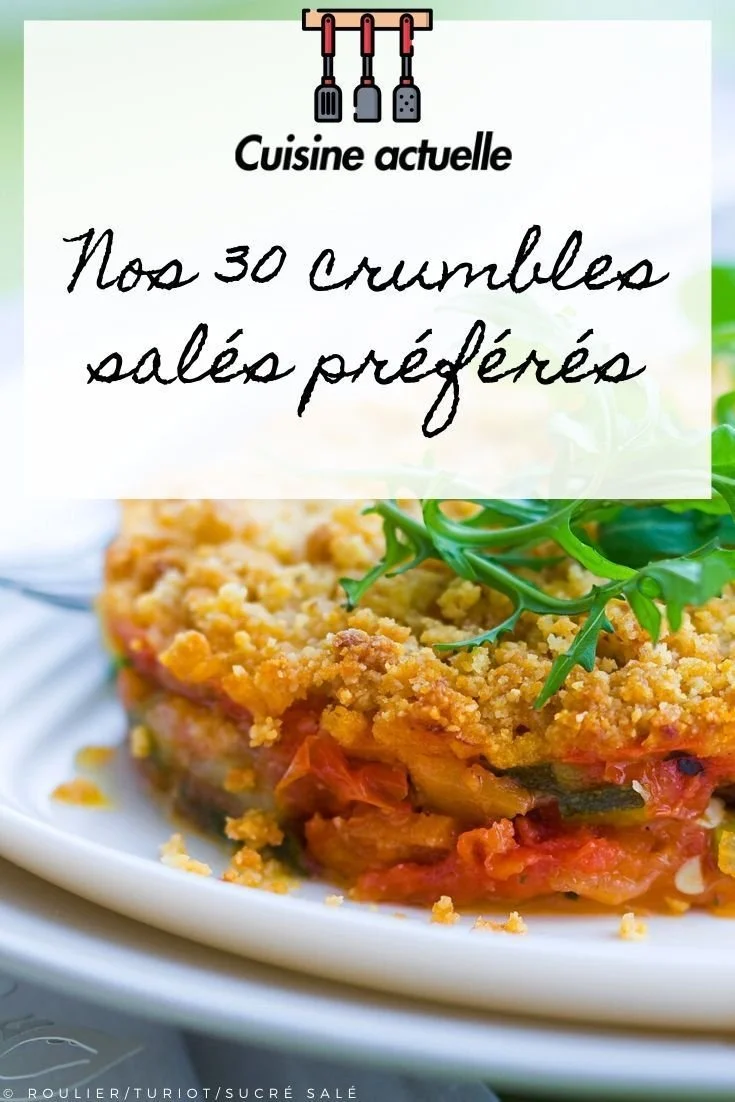 Variété de crumbles salés présentés sur une table, délicieuses recettes à essayer.