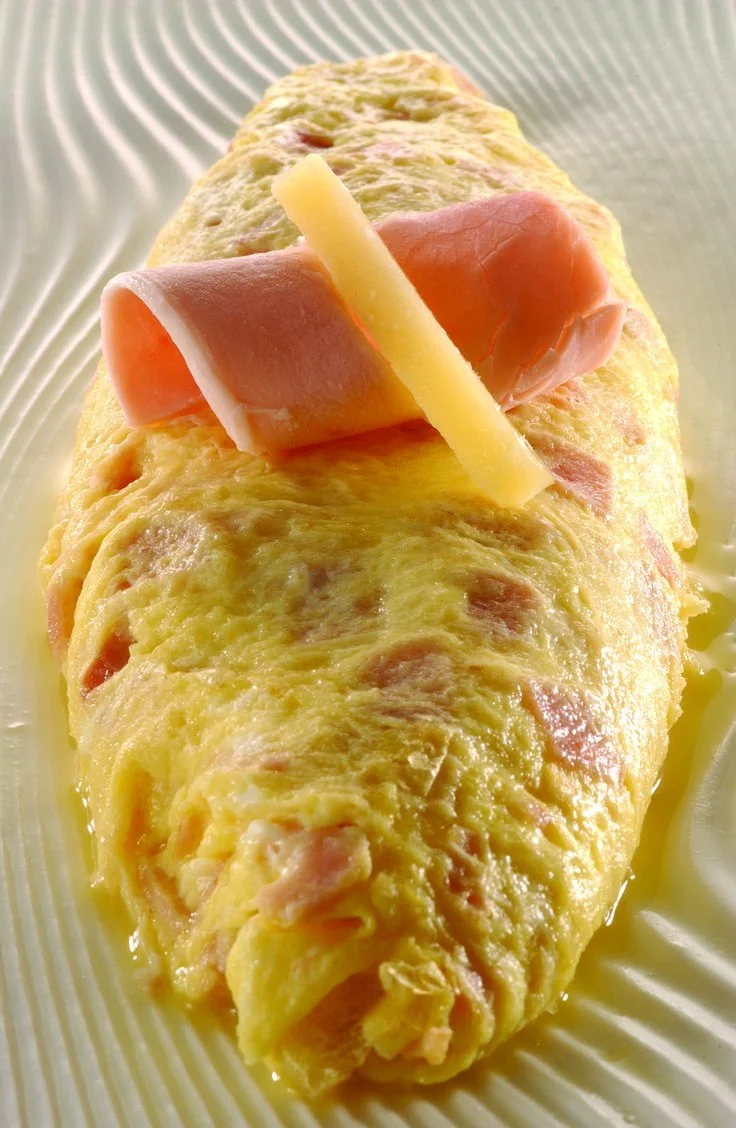 Omelette roulée jambon fromage présentée par Alain Ducasse