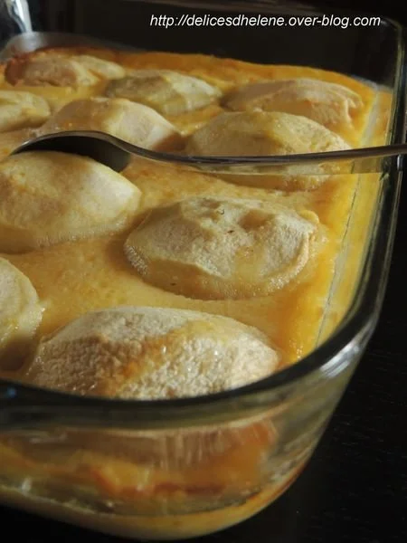 Pommes au four croustillantes et dorées, prêtes à être dégustées.
