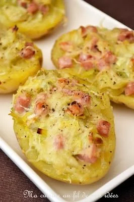Pommes de terre farcies au jambon et à la fondue de poireaux, plat délicieux.