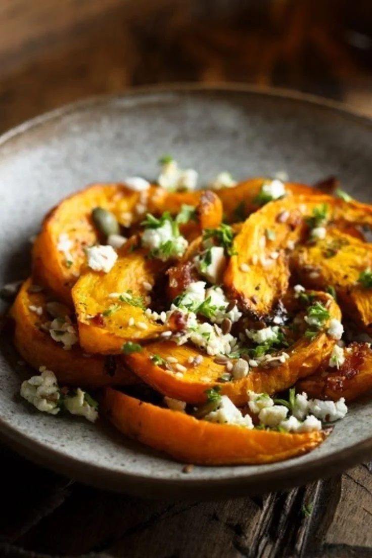 Potimarron rôti avec feta et herbes, plat savoureux et coloré
