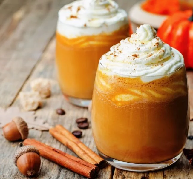 Recette de pumpkin spice latte, la boisson automnale par excellence.