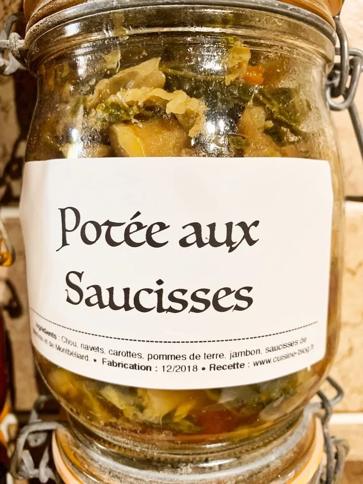 Plat de potée aux saucisses fumées, légumes et bouillon maison
