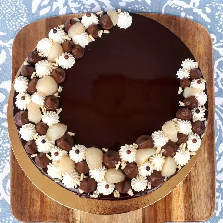 Entremet poire chocolat décoré, un dessert gourmand et élégant de Saveurs de Sandrine