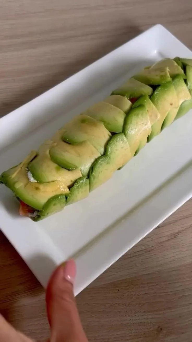 Roulés saumon à l'avocat garnis de fines herbes et de citron