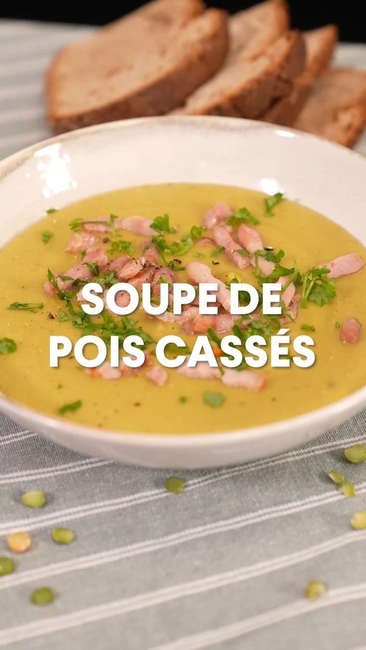 Soupe de pois cassés savoureuse servie dans un bol
