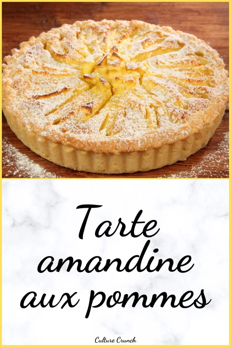 Tarte amandine aux pommes fraîchement cuite sur une assiette