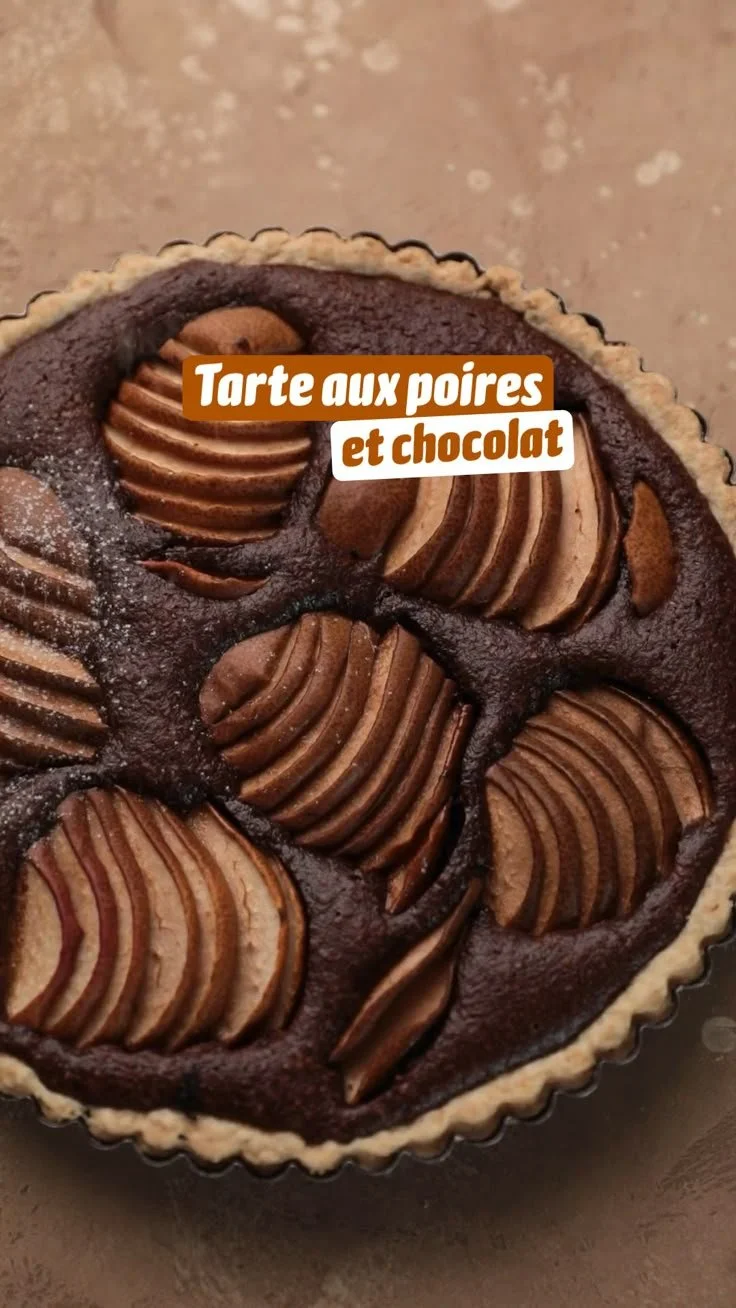 Tarte aux poires et chocolat saine, garnie de fruits frais