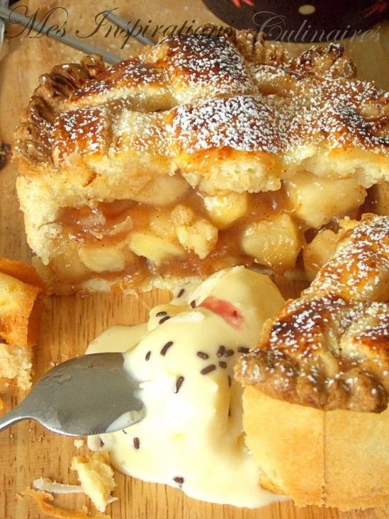 Tarte aux pommes américaine (apple pie) avec une croûte dorée et garniture de pommes savoureuses.