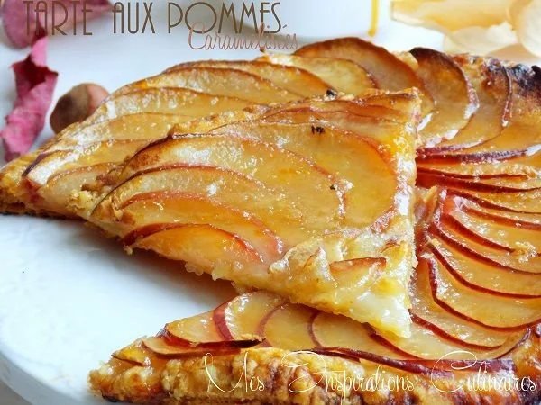 Tarte aux pommes caramélisées délicieusement dorée et appétissante