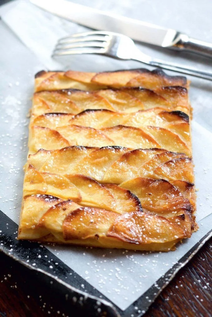Tarte fine aux pommes caramélisées, dessert croustillant et sucré