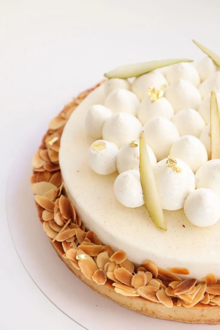 Tarte poire, muscovado, vanille et amande prête à déguster.
