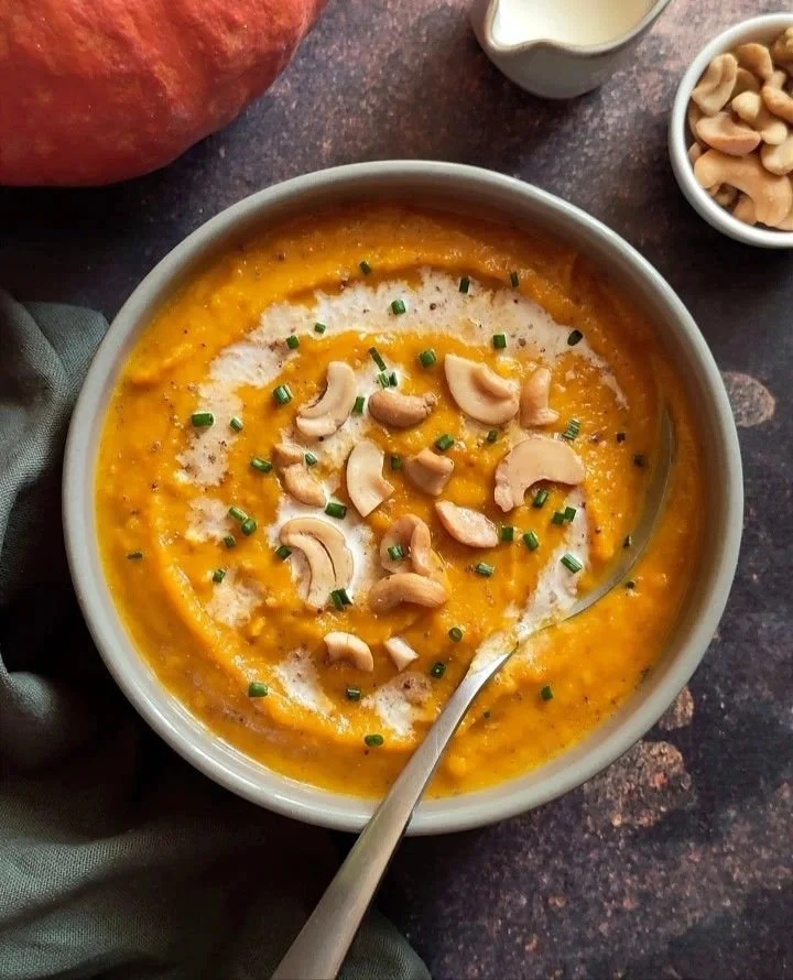 Bol de velouté potimarron agrémenté de croutons et herbes fraîches