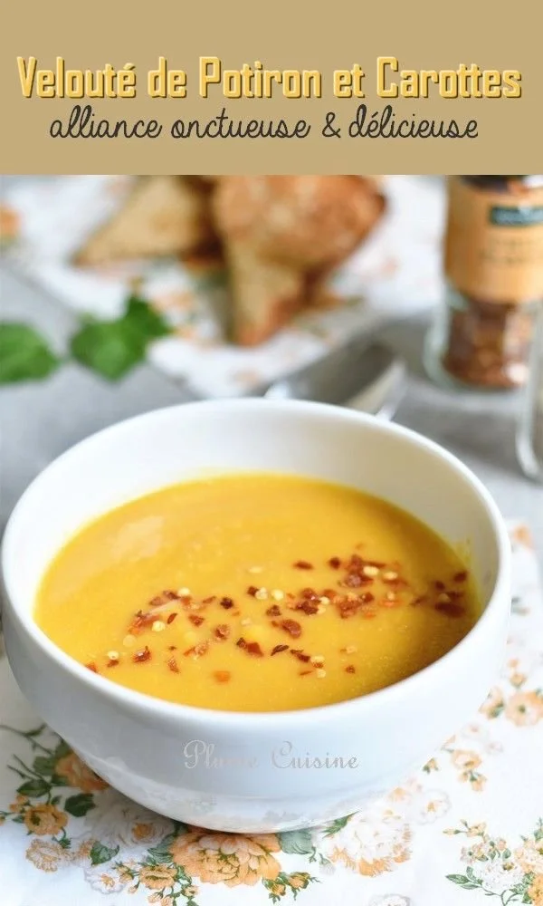 Bol de velouté de potiron et carottes garnie de crème et herbes fraîches